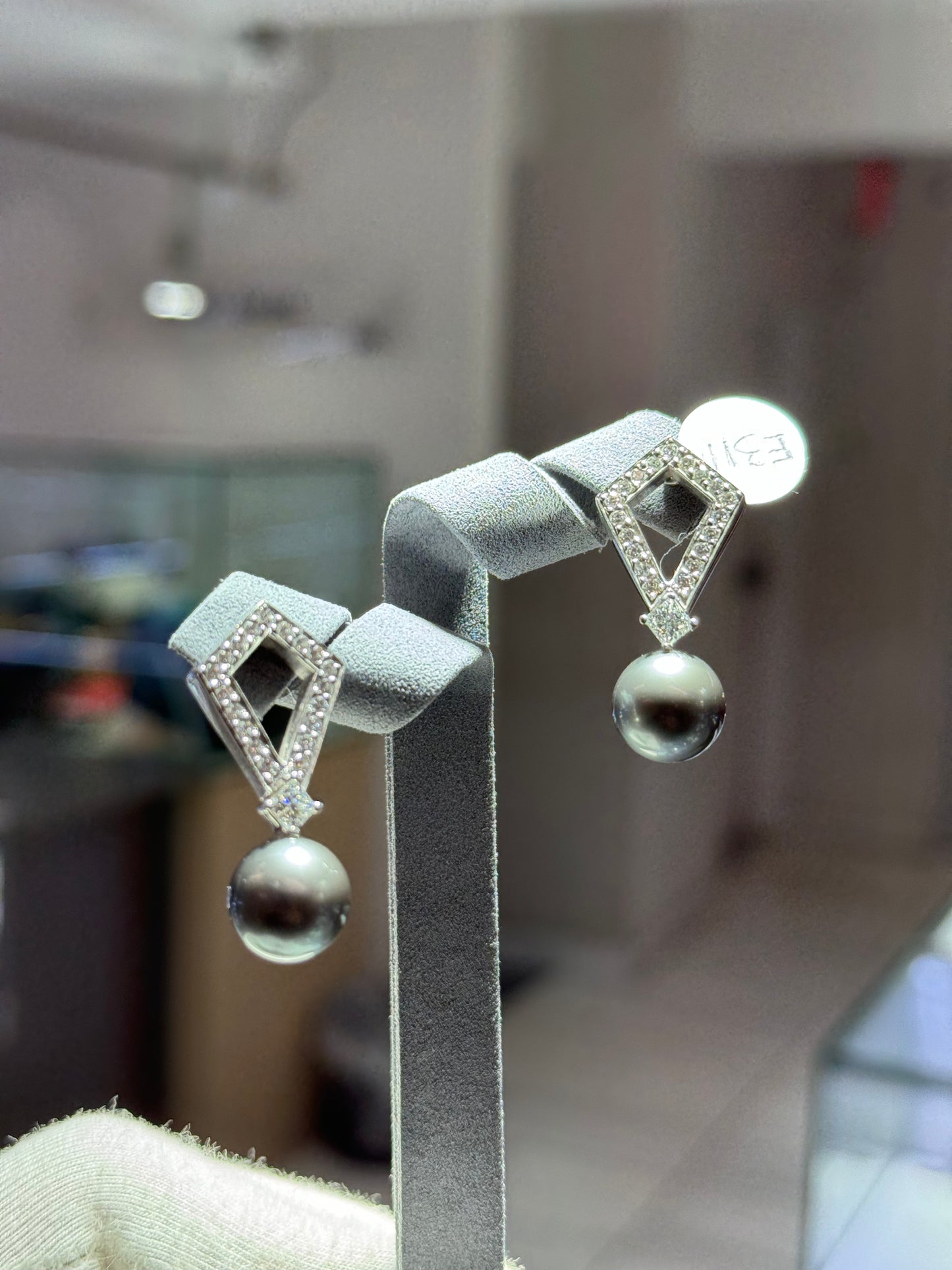 18-karat hanging pearl earrings